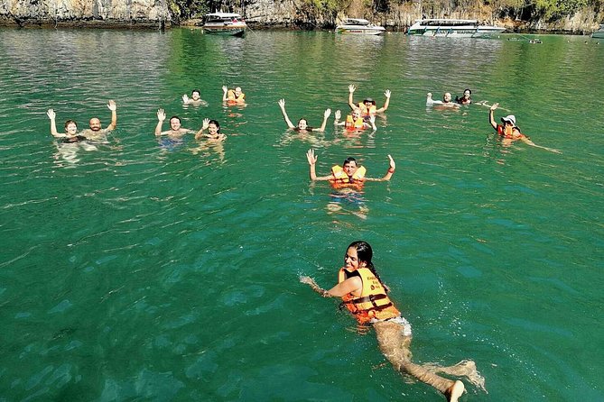 Phi Phi Early Bird & 4 Islands - Day Tour by Speedboat From Krabi - Boat comfort and group size: what up to 30 people feels like