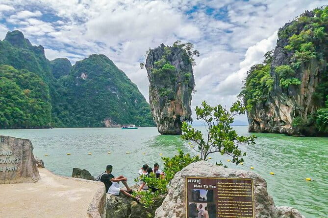 Phi Phi Islands Speedboat Tour: Khai & Maya - Guide quality: safety briefing and the Dee Dee effect