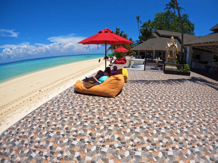 Phuket: Deluxe Phi Phi Tour by Speedboat & Lunch Buffet - The boat ride experience: crew help is a real part of the value