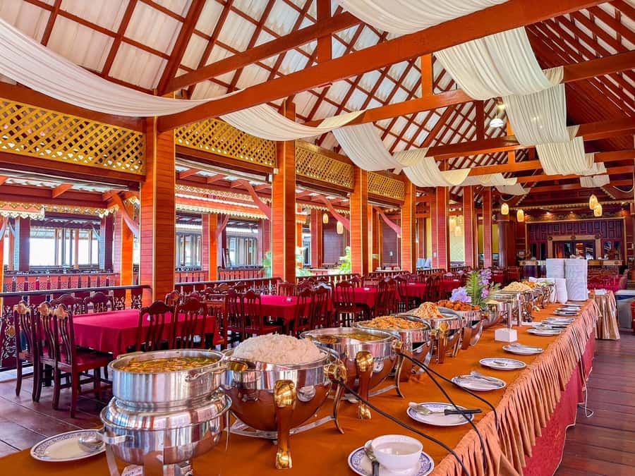 Phuket: James Bond 5 Islands Speedboat Tour with Lunch - Ko Panyi Floating Village Lunch at New Fern Restaurant