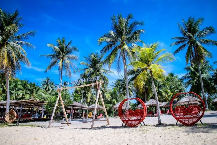 Phuket: James Bond and Laem Haad Beach by Speedboat - Panyee Floating Village Lunch at New Fern Restaurant