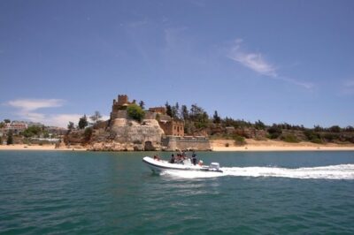 Portimão: Benagil Caves Speedboat Tour - Carvoeiro’s fishing village stop: the calming warm-up