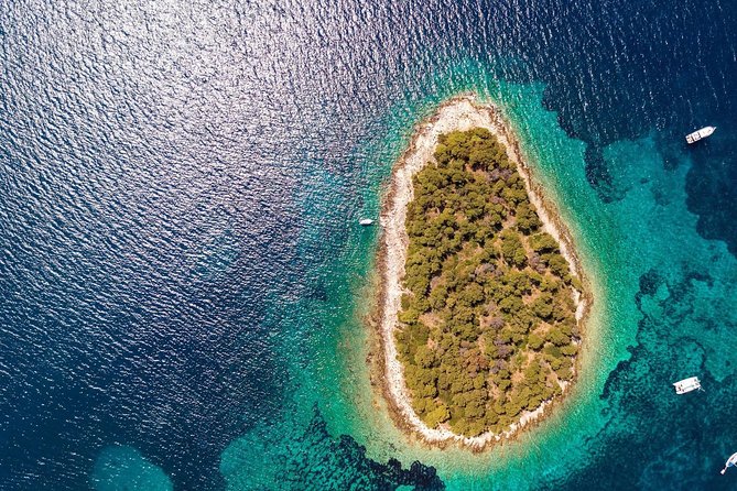 Private 3 islands Tour With Speed boat to Blue Lagoon and Solta from Split or Trogir - Drvenik Mali: Čelica lighthouse views and Kljuda photo moments