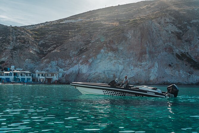 Private Cruise with Speedboat: Kleftiko- Sarakiniko- Sykia cave - Sarakiniko: Milos’ White Rock “Lunar” Shore (1 hour)