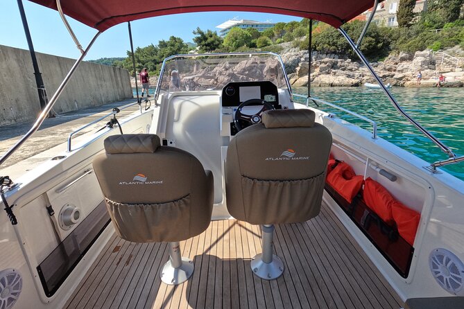 Private luxury speedboat tour-Islands, caves, beaches, snorkeling - Board setup: drinks, snorkeling gear, shade, and your playlist