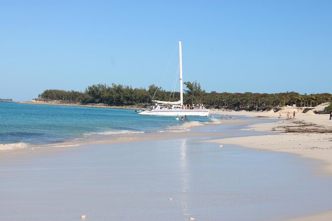 Private speed boat beach and bar hopping visiting Rose island - Speed boat day from Nassau: getting started at Colours of The Bahamas