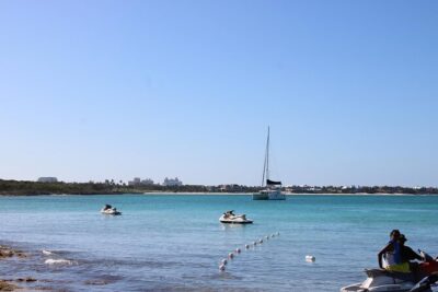 Private speed boat beach and bar hopping visiting Rose island - Rose Island and the three-island loop: how the 4 hours really work