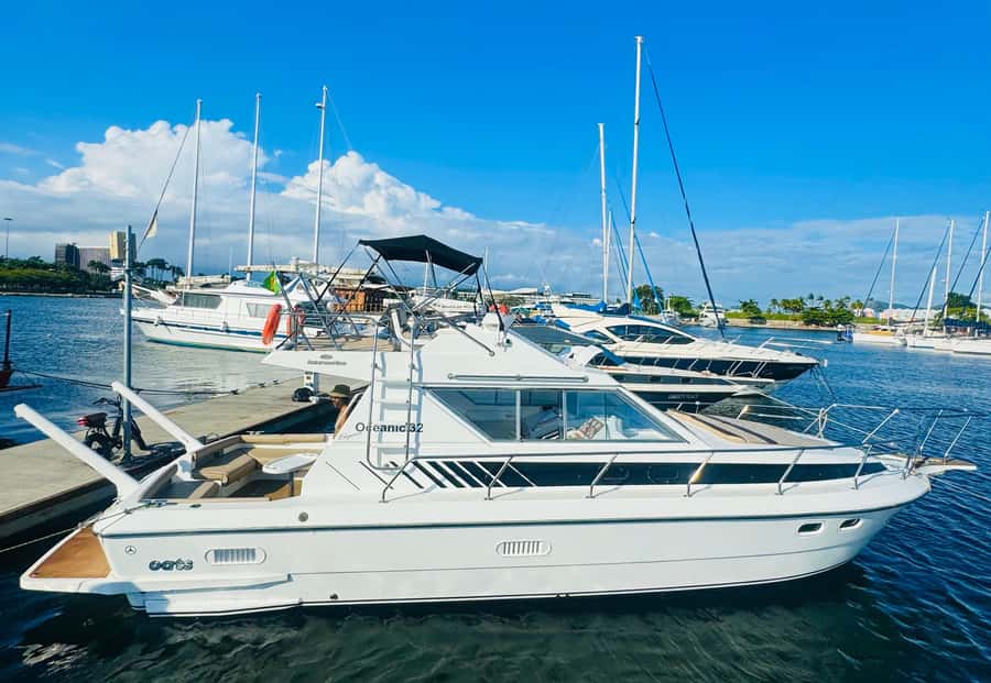 Private speedboat tour in Rio de Janeiro - The boat setup: two floors, a grill, and real comfort