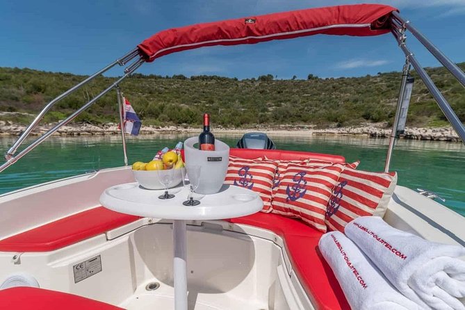 Private speedboat tour to Blue cave, Vis and Hvar - Price and what you actually get for a group up to 11