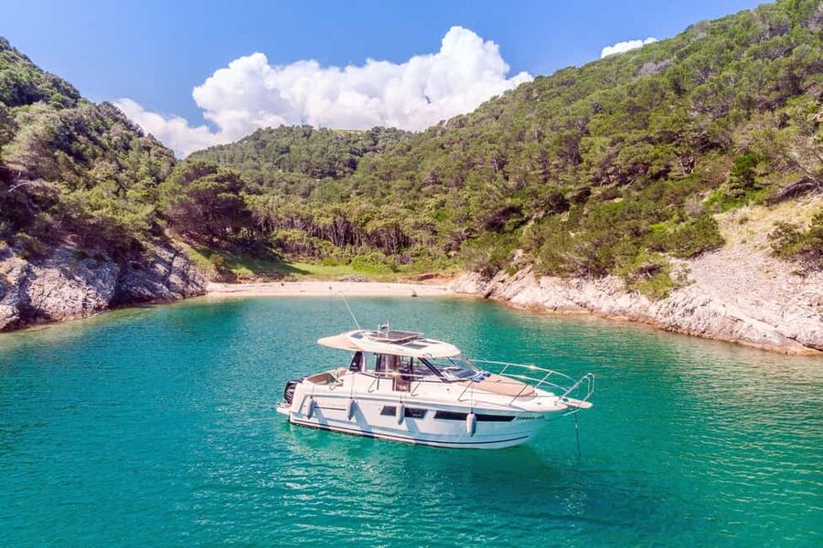 Private speedboat tours Sea Symphony - A private speedboat day in Dalmatia: Brac to Hvar without the long waits