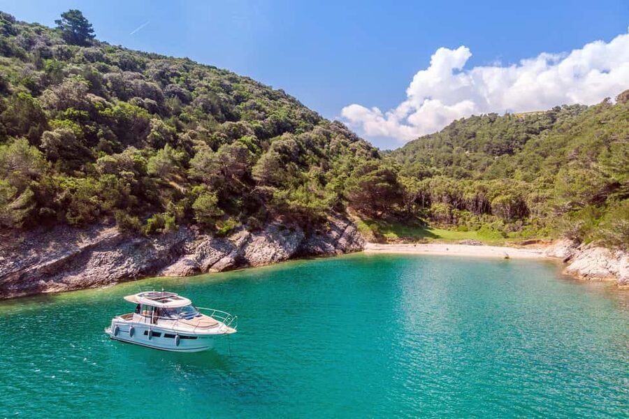 Private speedboat tours Sea Symphony - Little Blue Cave in Pokrivenik Bay: turquoise light with no crowds