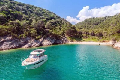 Private speedboat tours Sea Symphony - Pučišća morning: white limestone, an easy coffee, and real island pace