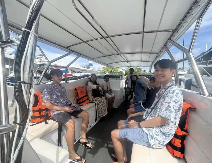 Private VIP Speed Boat Charter to Phi Phi Islands - Lunch break on Phi Phi Don: plan your meal like a local