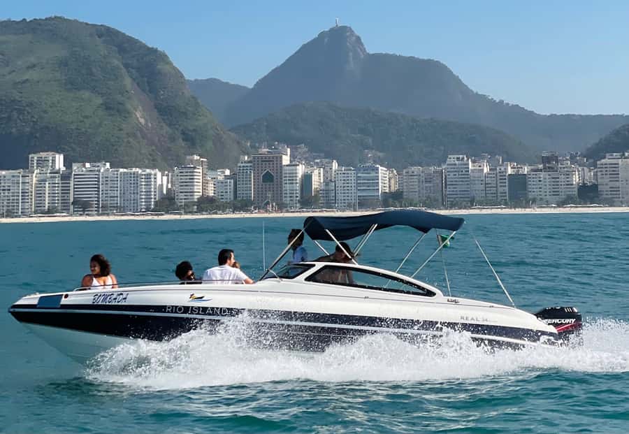 Rio de Janeiro: SpeedBoat Tour - Beach Tour with Beer - Entering Rio by speedboat: why this tour feels different