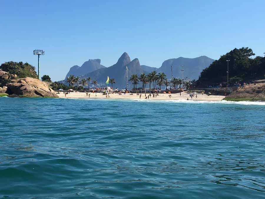 Rio de Janeiro: SpeedBoat Tour - Beach Tour with Beer - Copacabana and Arpoador: seeing the famous shore from the water