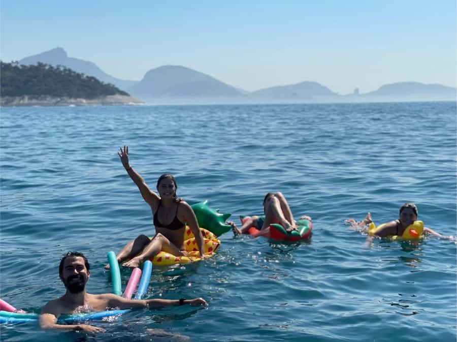 Rio de Janeiro: SpeedBoat Tour - Beach Tour with Beer - The captain and guide experience: what you should expect from the storytelling