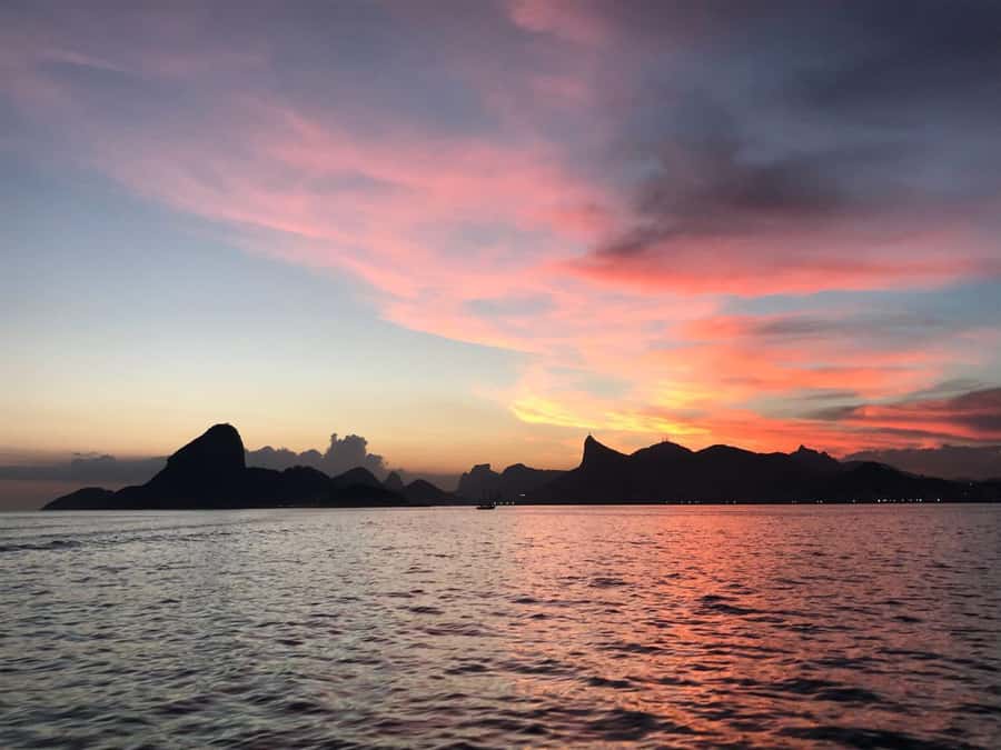 Rio de Janeiro: SpeedBoat Tour - Sunset with Beer - Christ the Redeemer: Seeing It as a Skyline Anchor