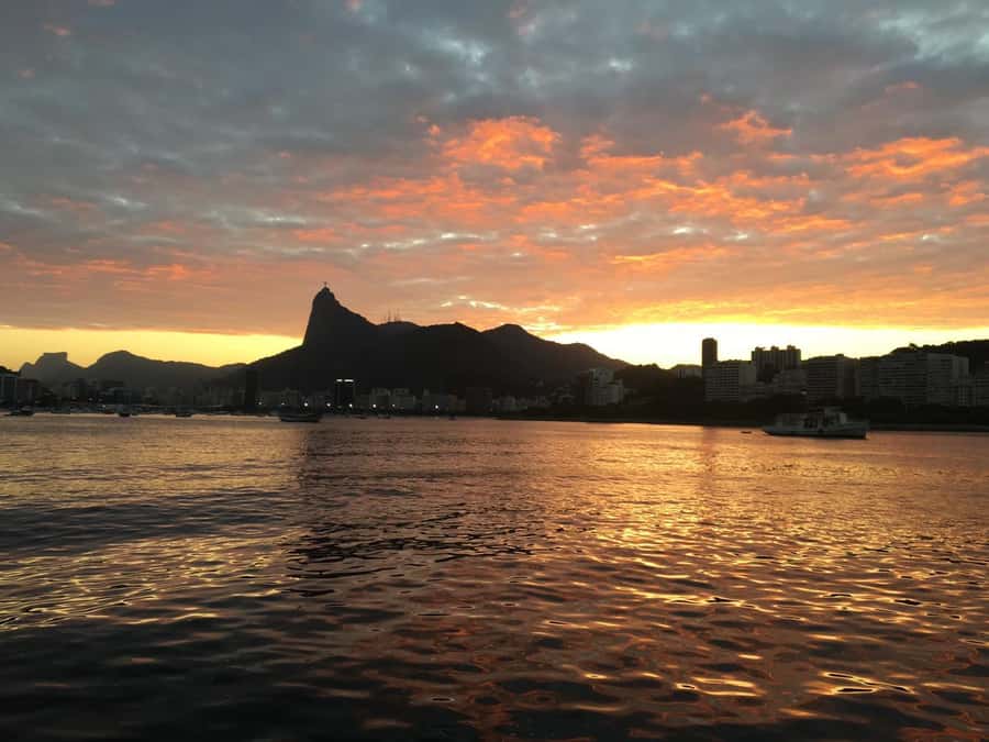 Rio de Janeiro: SpeedBoat Tour - Sunset with Beer - Heineken Toast, Music, and the Feel of an 8-Person Ride