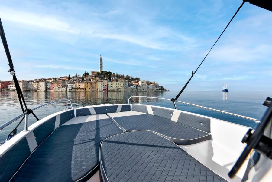 Rovinj: Dolphin Watching Sunset Speedboat Tour with Drinks - Drinks and Comfort: What’s Included (and What Isn’t)