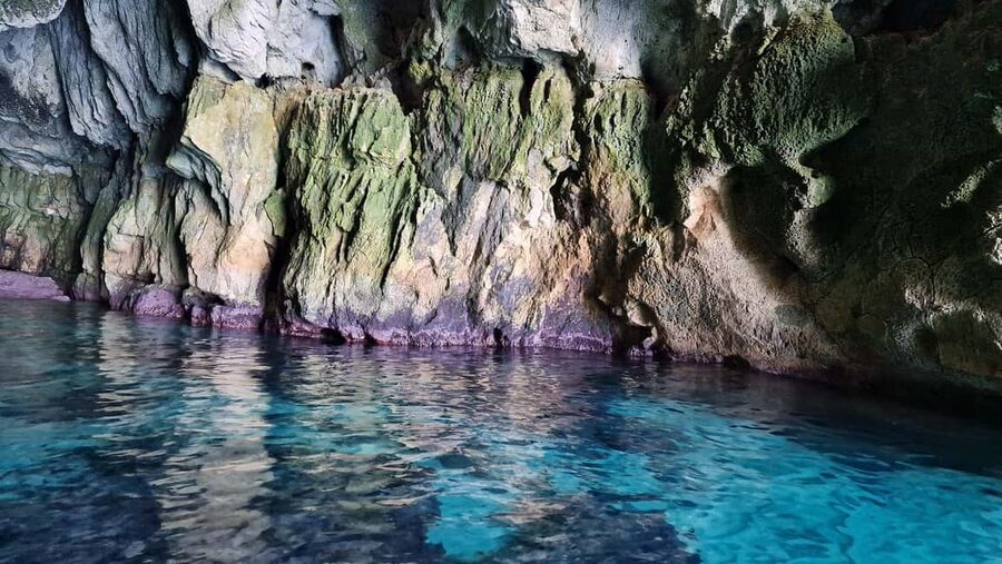 Siracusa: Ortigia & Sea Caves Speedboat Tour with Swim Stop - Guides, music, and the onboard vibe on Siracusa’s water