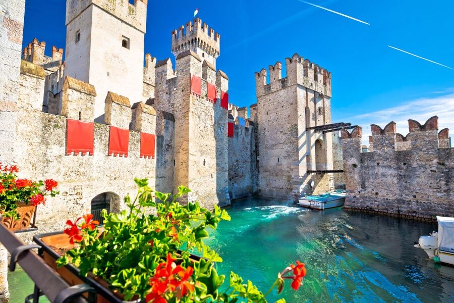 Sirmione: Walking and Speedboat Tour - The town’s thermal spa and fishermen’s houses: why everyday Sirmione is part of the story