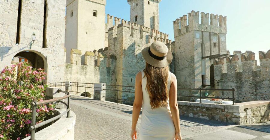 Sirmione: Walking and Speedboat Tour - Speedboat around the peninsula: the payoff view from the water