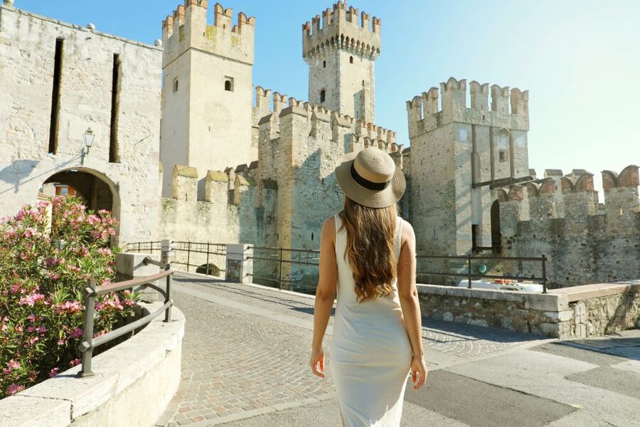 Sirmione: Walking and Speedboat Tour - The walking tour through castle walls (and why the guide matters)