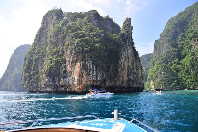 Snorkeling to Phi Phi Islands by Speedboat from Koh Lanta - Lunch, fruit, water: the simple comfort that makes the day work