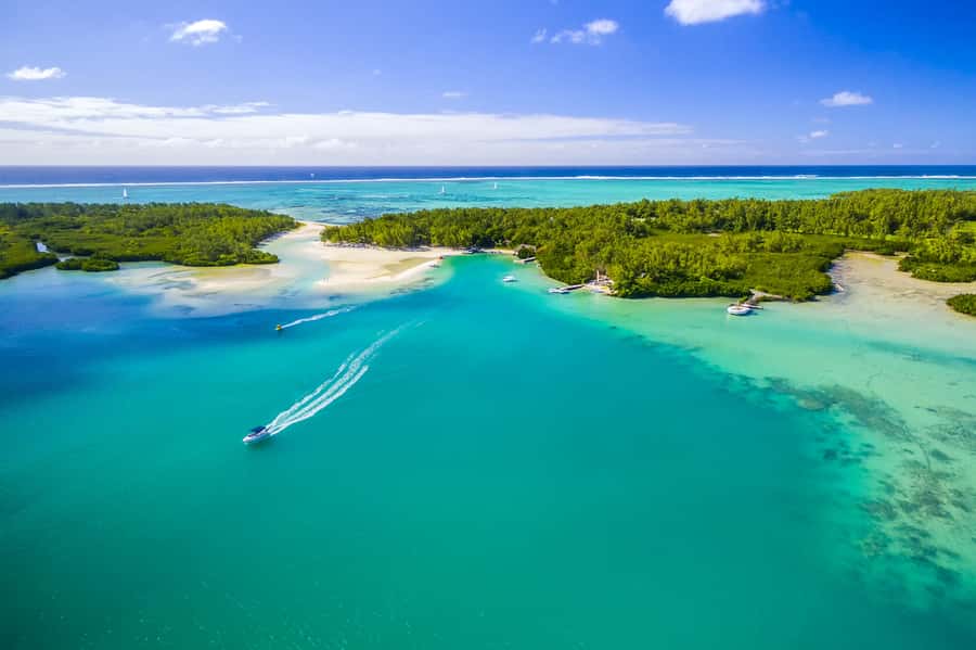Speed boat to Ile aux Cerfs: Full day incl Lunch & Transfer - The lagoon cruise to Ile aux Cerfs (and why it feels faster than it is)