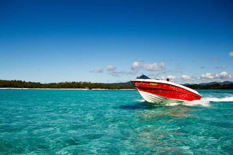 Speed boat to Ile aux Cerfs: Full day incl Lunch & Transfer - Lunch on a private island: 3 courses plus unlimited drinks