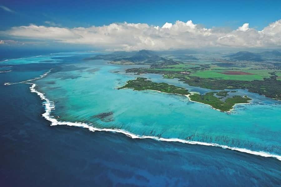 Speed boat to Ile aux Cerfs: Full day incl Lunch & Transfer - Live guitar and Jambé show after lunch