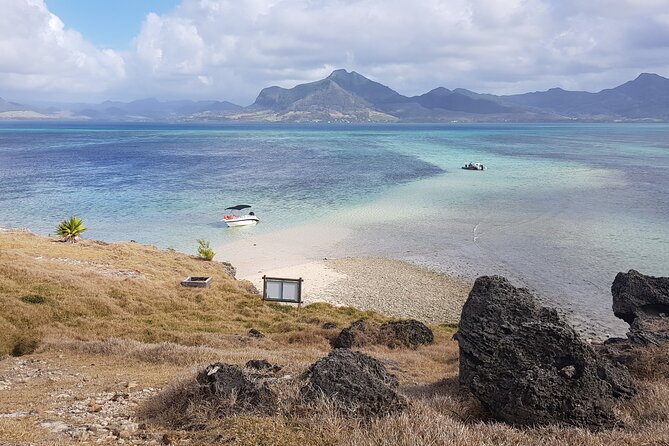 Speed Boat Tour île aux Cerfs and Others Gems of The South - Boat comfort and the small-group feel (max 10 people)