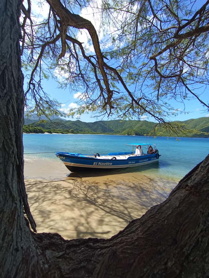 SPEEDBOAT TOUR TO TAYRONA CRISTAL BEACH - The speedboat crossing: the fun part (and the part to prep for)