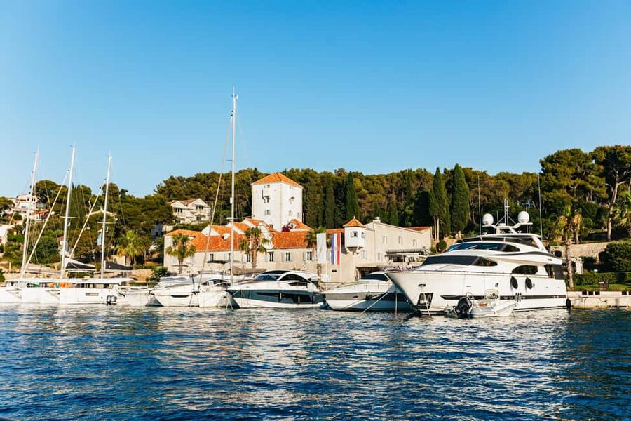 Split/Trogir: Blue lagoon and 3 islands speedboat tour - The guide factor: why your skipper can make or break the vibe