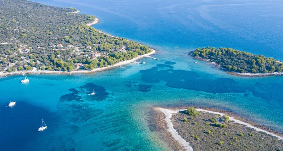 Trogir: White Lagoon, Maslinica & Blue Lagoon Speedboat Tour - Where to start in Trogir (and how not to lose time)