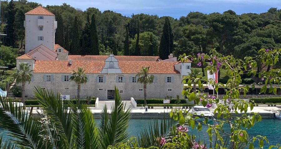 Trogir: White Lagoon, Maslinica & Blue Lagoon Speedboat Tour - The speedboat pace: what the schedule feels like in real life