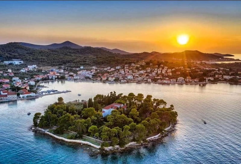 Zadar: 3 Islands SpeedBoat Tour with Snorkeling and Drinks - Getting to the meeting point: Foša, city walls, and your boat waiting nearby