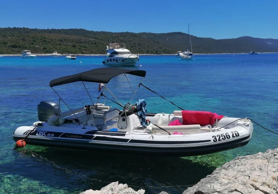 Zadar: Sakarun Bay, Golubinka Cave & Veli Žal Speedboat Tour - Sakarun Bay: white sand, beach bar, and pine-forest downtime